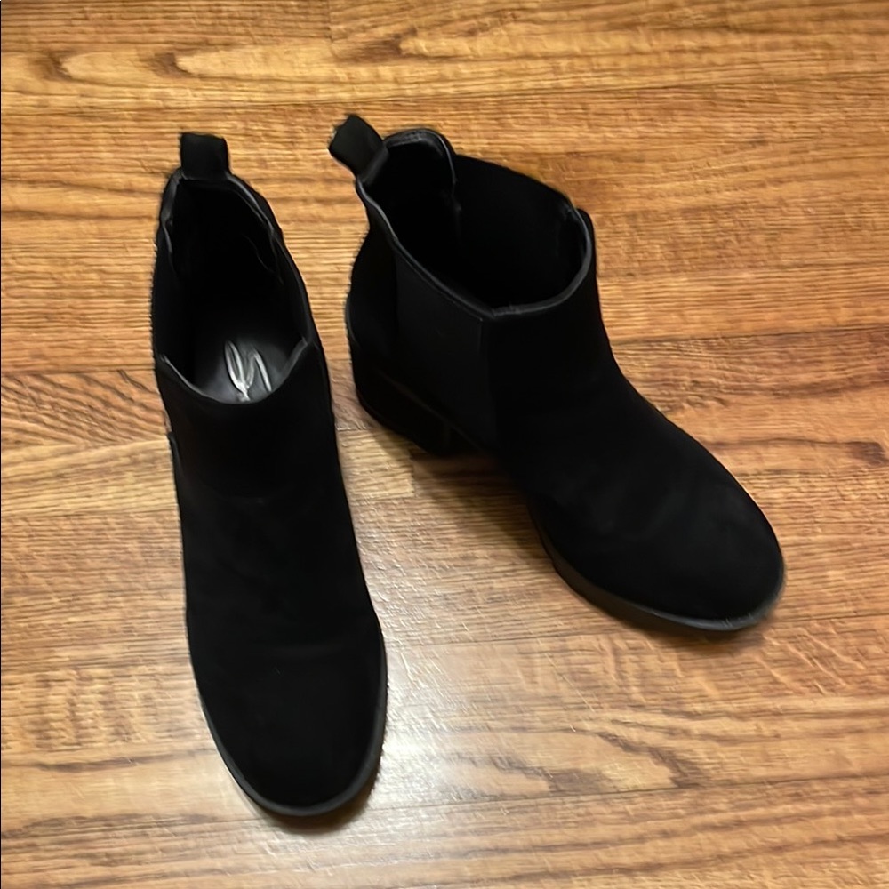 Black Ankle Boots with Textured Fabric and Slip-On Style